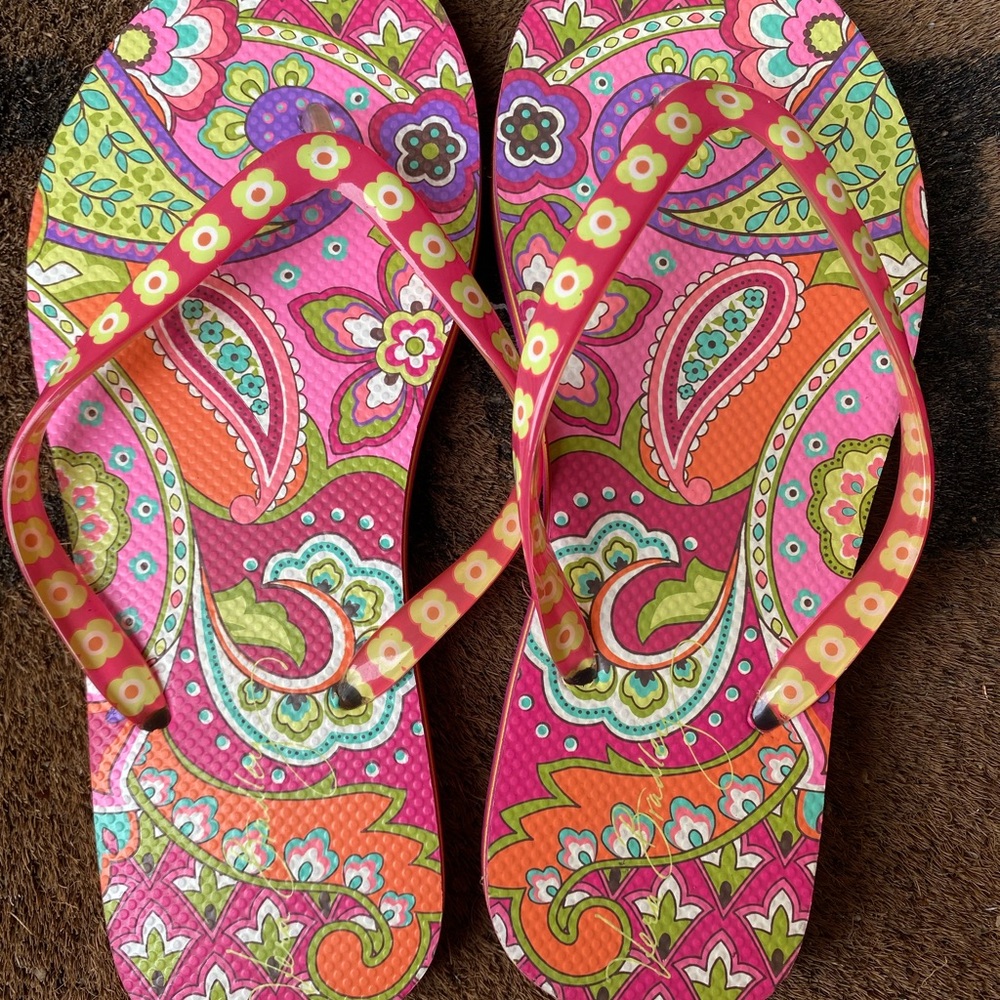 Vera Bradley sandals in a vibrant "Paisley in Paradise" pattern Women’s Size 5-6